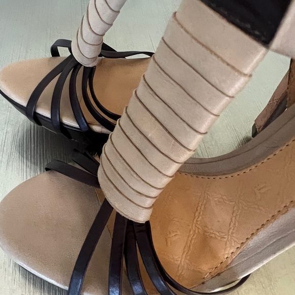 L.A.M.B. Leather Stiletto Heels T-Strap Ankle Zip Brown & Taupe size 7.5 - Picture 11 of 12